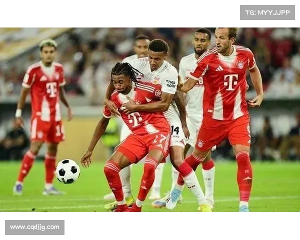 拜仁后卫在超级杯中的强硬防守展现了球队稳固防线的实力与决心 拜仁后卫在超级杯中的强硬防守展现了球队稳固防线的实力与决心